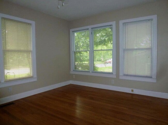 Building Photo - 3810 Brookview Rd