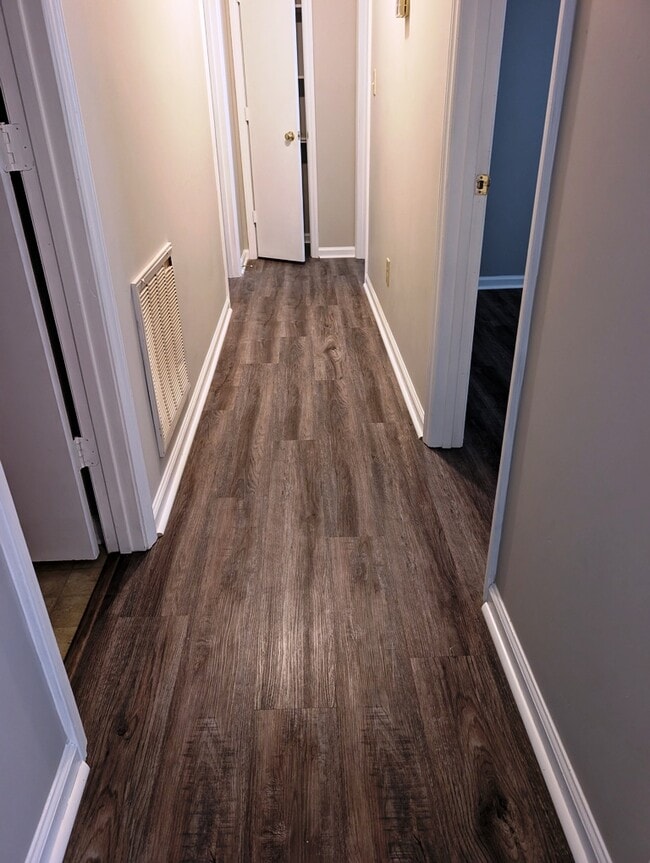 Building Photo - 2110 Shamrock Dr E