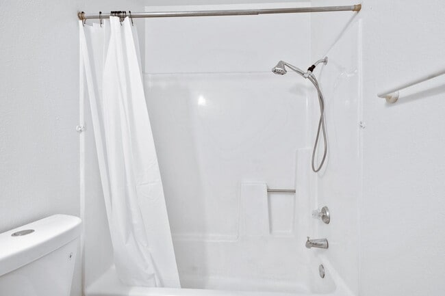 Building Photo - 2/2