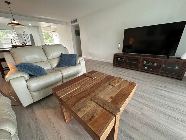 Building Photo - 141 SE 3rd Ave