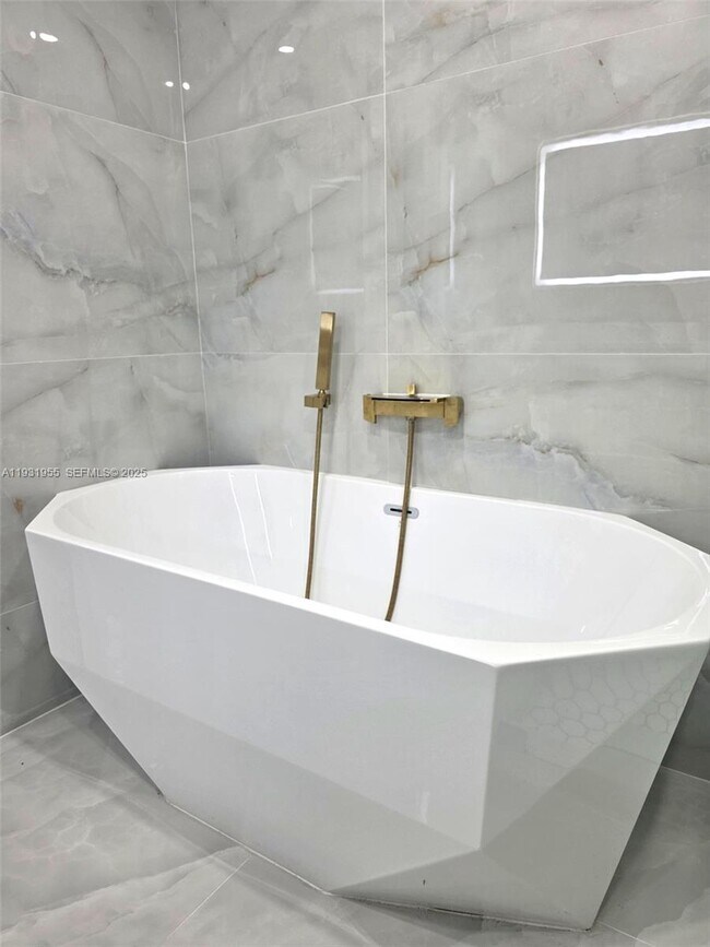 Building Photo - 5095 SW 73rd Ave