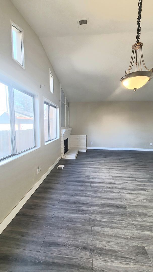 Building Photo - Gorgeous 4 Bed Home In Donner Springs!