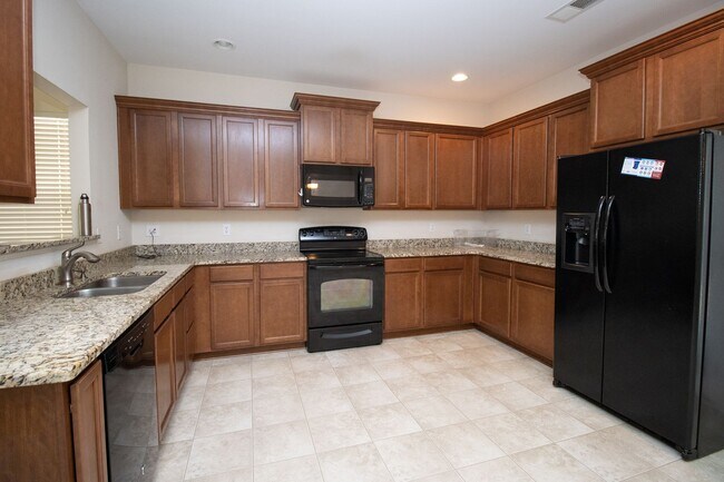 Building Photo - Spacious 3 Bedroom, 2.5 Bathroom Townhome ...