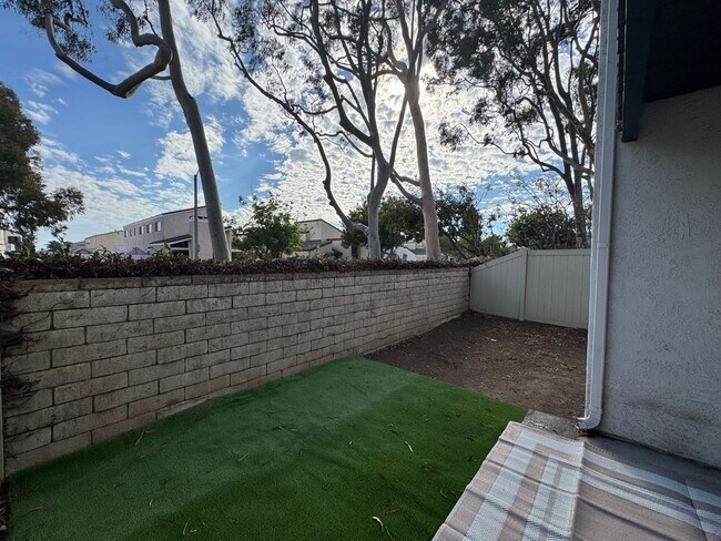 Building Photo - 1Bd/1Ba Condo in Gated Huntington Beach Co...
