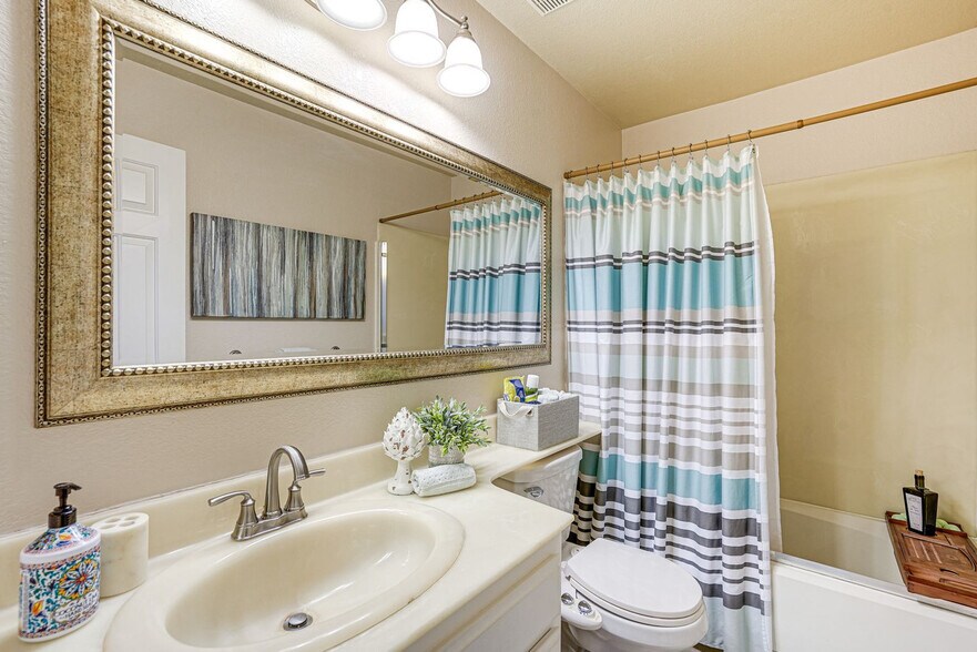 Building Photo - 3121 Crestline Ct