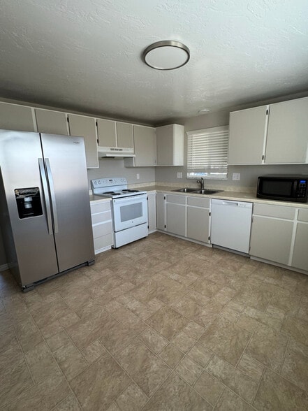 Building Photo - 833 W 350 S