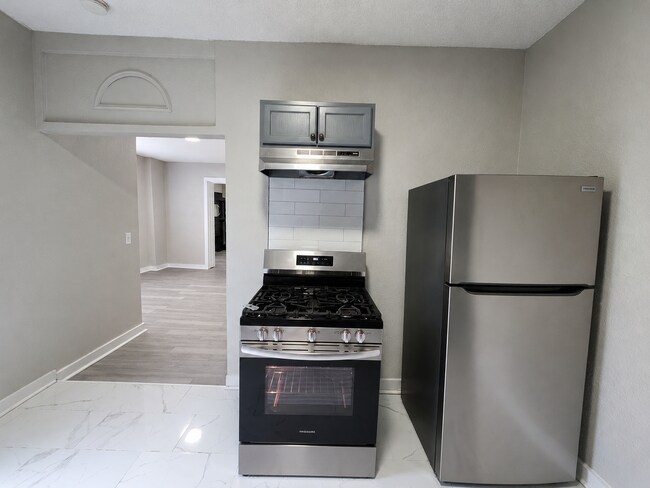Building Photo - Spacious 6-Bedroom, 4-Bath Home with Plenty of Living Space