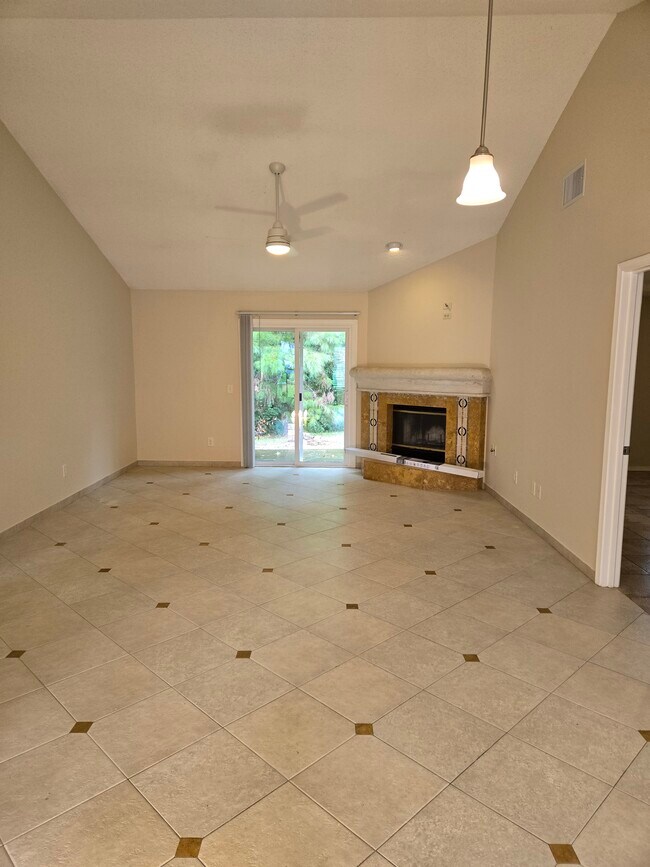 Building Photo - 573 Serenade Cir E