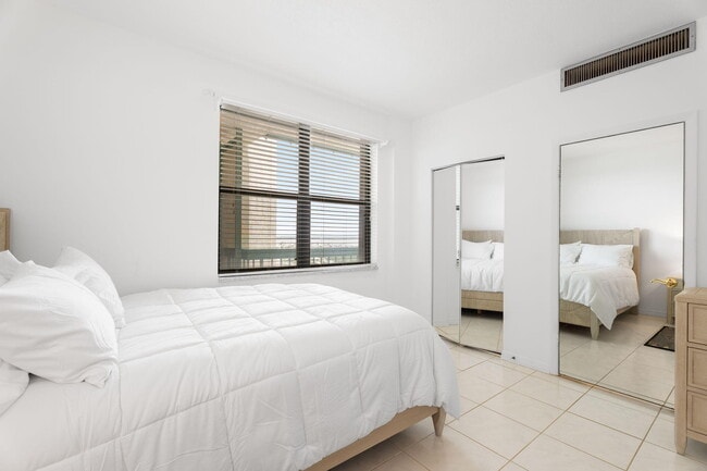 Building Photo - 9900 S Ocean Dr