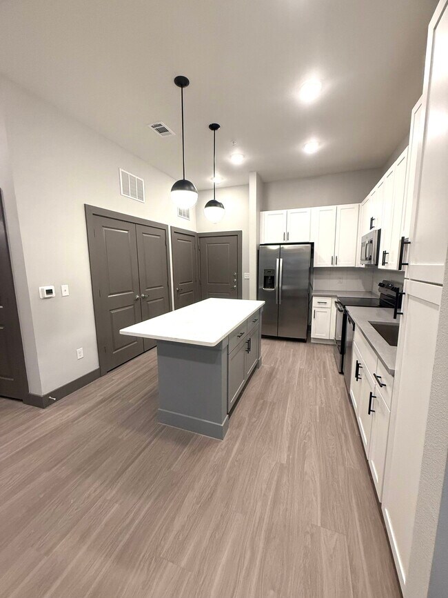 Building Photo - 400 W 5th St