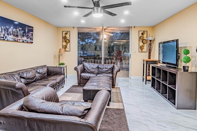 Building Photo - 3710 Inverrary Dr