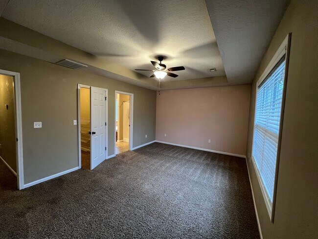 Building Photo - Single Family Home with  Guest House!