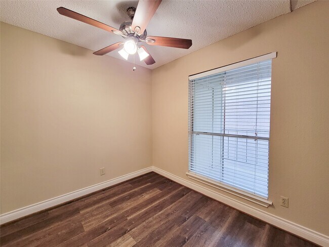 Building Photo - 700 Thicket Ln