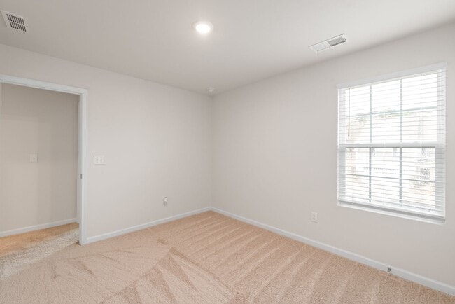 Building Photo - Move-in Ready 5 Bedroom Home!