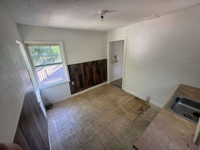 Building Photo - 2729 Avenue C