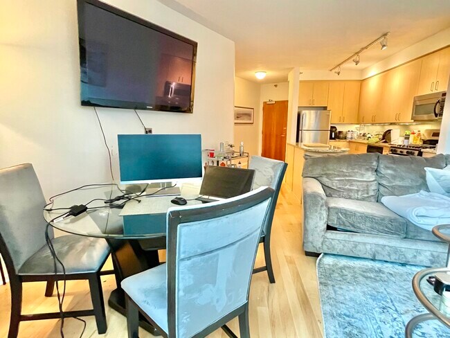 Building Photo - 600 N Kingsbury St