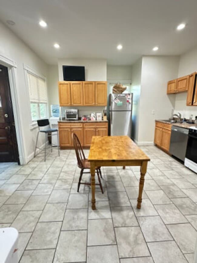 Building Photo - BC / Cleveland Circle 10 Bed/3.5 Bath House on Orkney Rd for September 2026