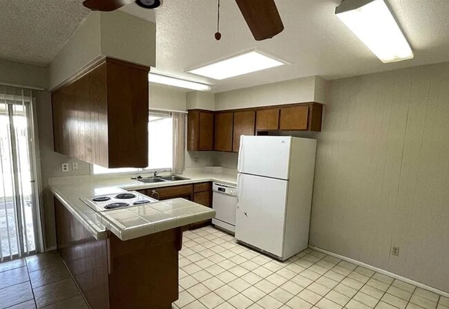 Building Photo - 2534 E Riviera Dr
