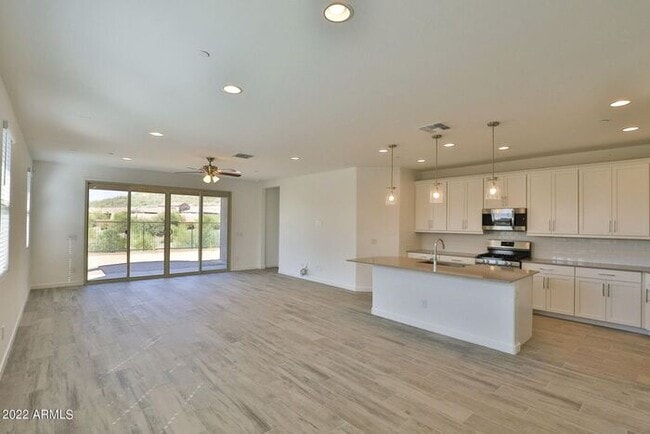 Building Photo - Beautiful 4 Bedroom 2 Bath Home in Mystic