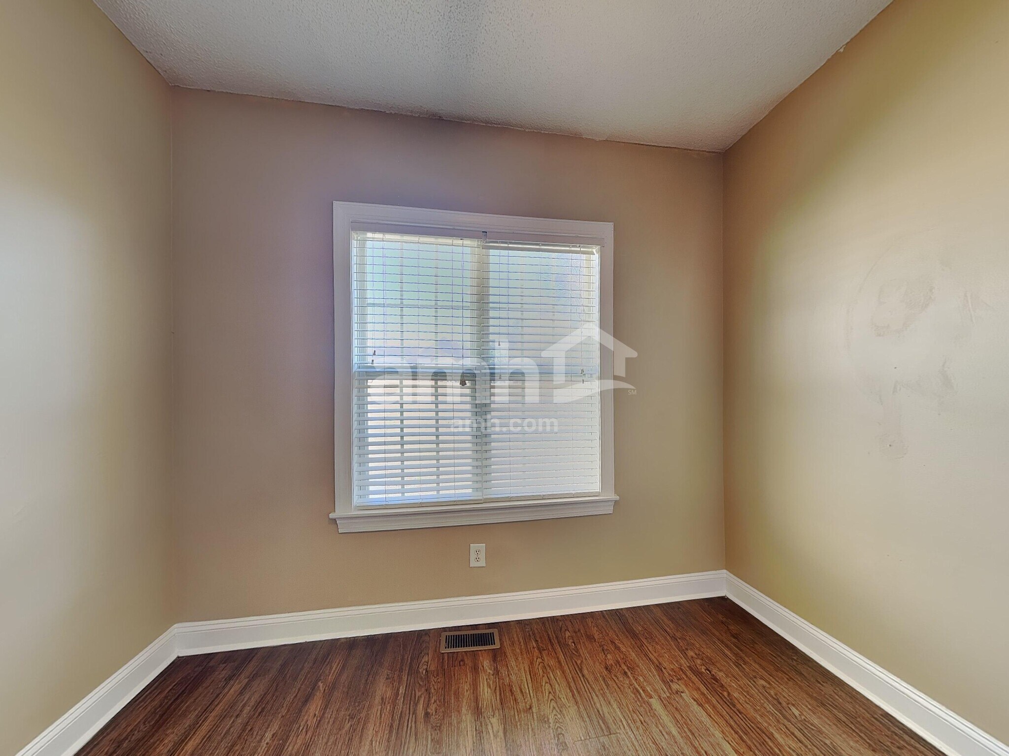 Building Photo - 702 Landing View Dr