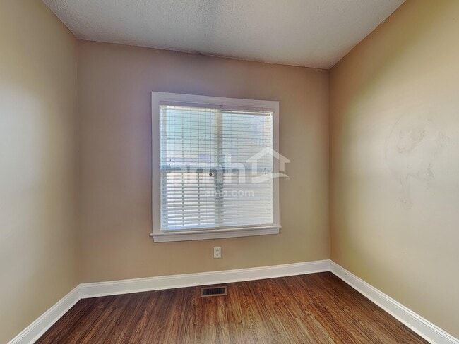 Building Photo - 702 Landing View Dr