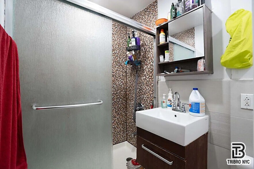 Building Photo - Furnished room/NOT APARTMENT