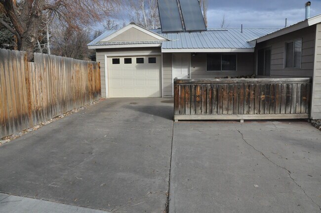 Building Photo - 2401 Thomas Ave