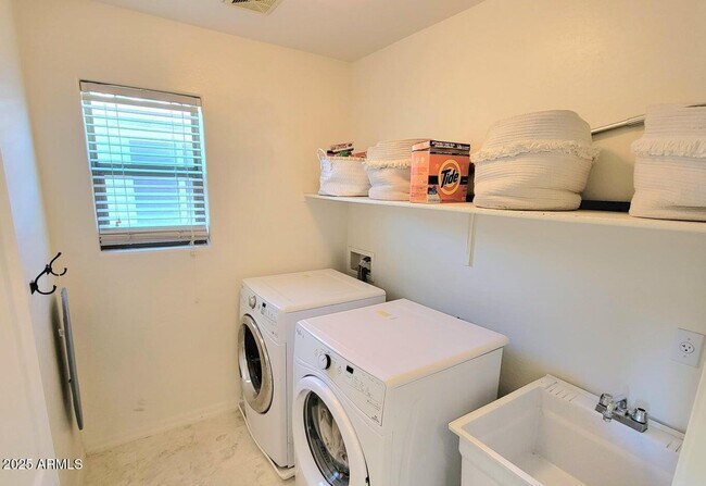 Building Photo - 3846 E Baars Ave