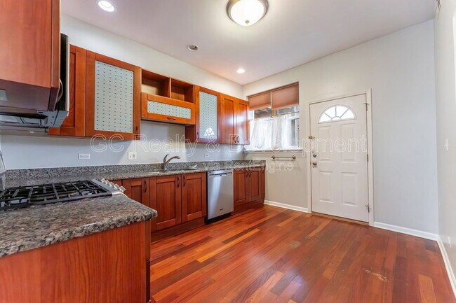 Building Photo - 4406 N Sacramento Ave