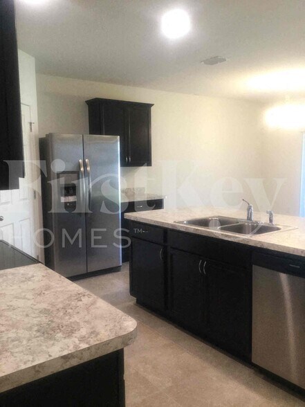 Building Photo - 407 SW Lakehurst Dr