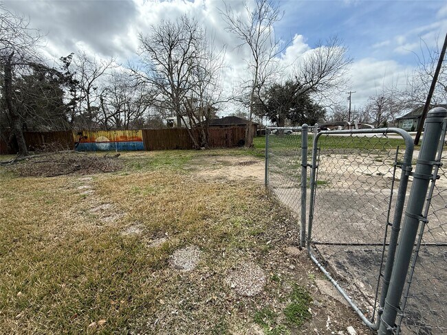 Building Photo - 4114 Victoria Ave