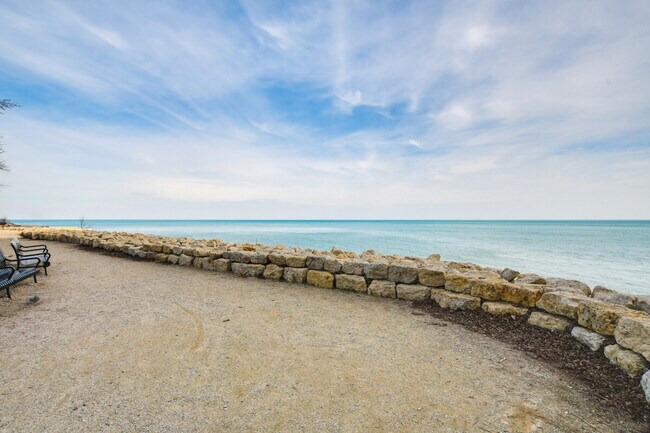 Building Photo - 6242 N Kenmore Ave