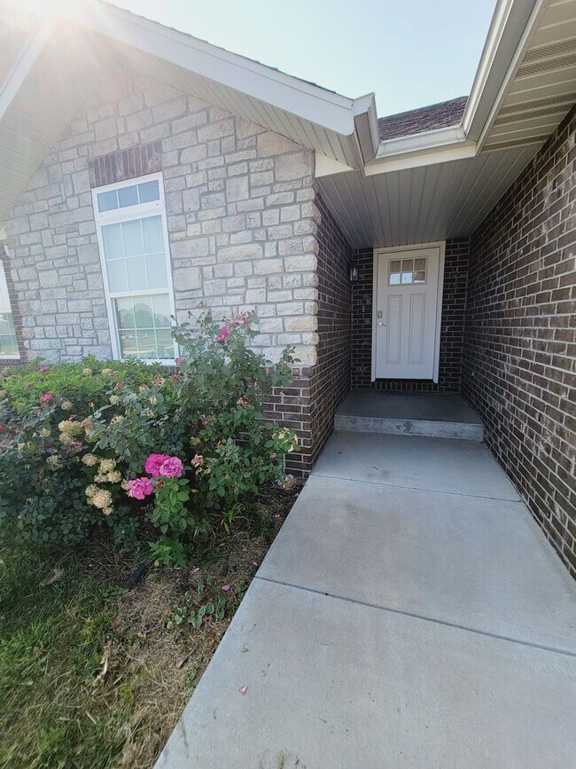 Building Photo - Luxuary in River Pointe Subdivision - Ozark!