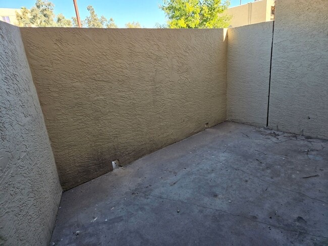Building Photo - Fantastic and spacious 2 beds, 1.5 bath townhome in Phoenix