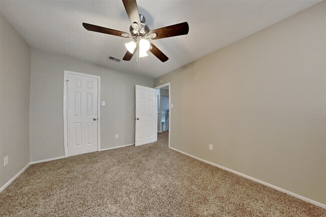 Building Photo - 21606 Crescent Heights St