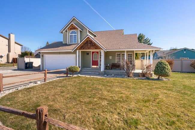 Building Photo - Beautiful 3 Bedroom 2.5 bath home with 2 c...