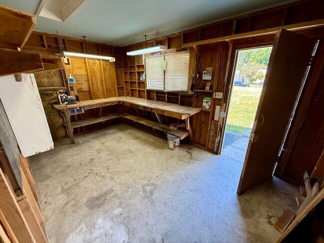 Building Photo - For Rent: 2 Bedroom, 1 Bathroom Home with Garage and Large Yard