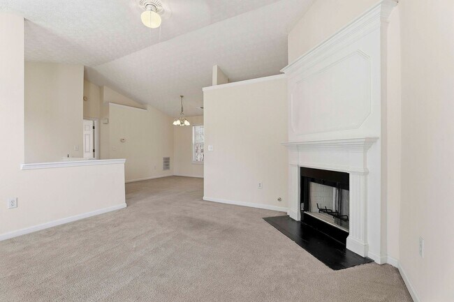 Building Photo - 3BR Split Level with 2 Car Garage in Jonesboro