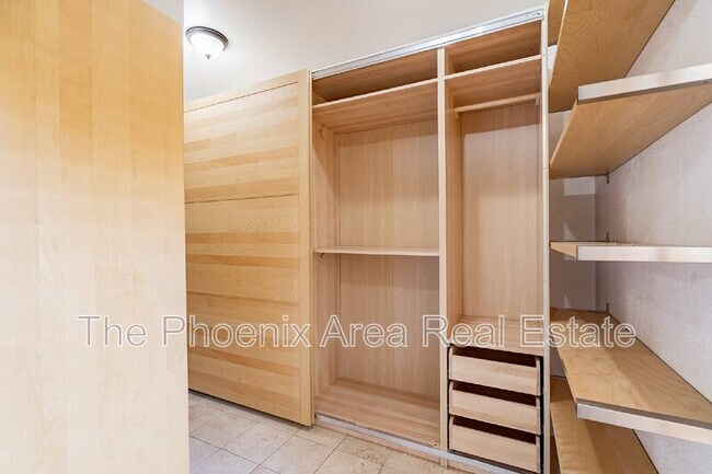 Building Photo - 4663 S Oleander Dr