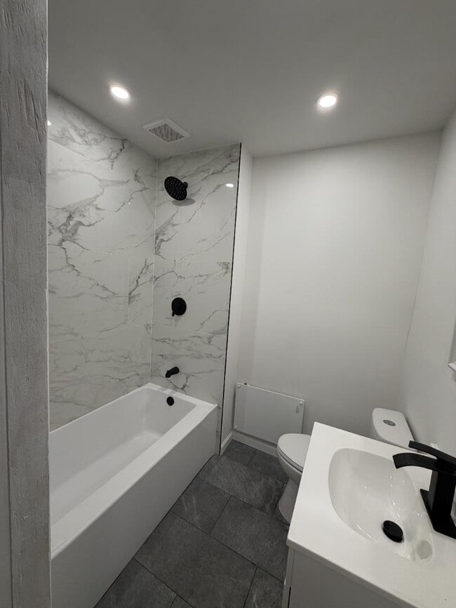 Building Photo - 6-36 Beach 22nd St