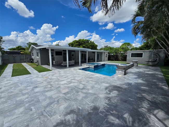 Building Photo - 2340 NE 8th Ave