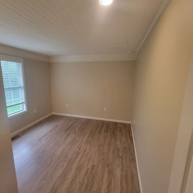 Building Photo - 4 Bedroom, 2 Bathroom Single Family Home-$...