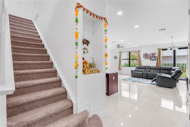 Building Photo - 3 br, 2.5 bath Townhome - 10015 Akenside Dr