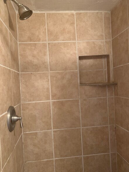 Bathroom shower - 15138 Encanto Dr