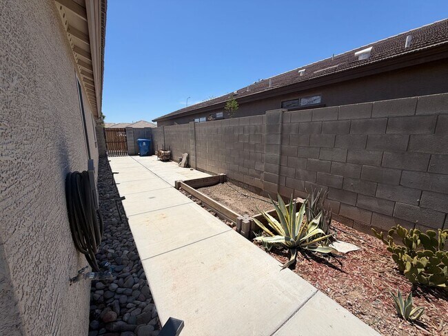 Building Photo - 11206 W Chase Dr