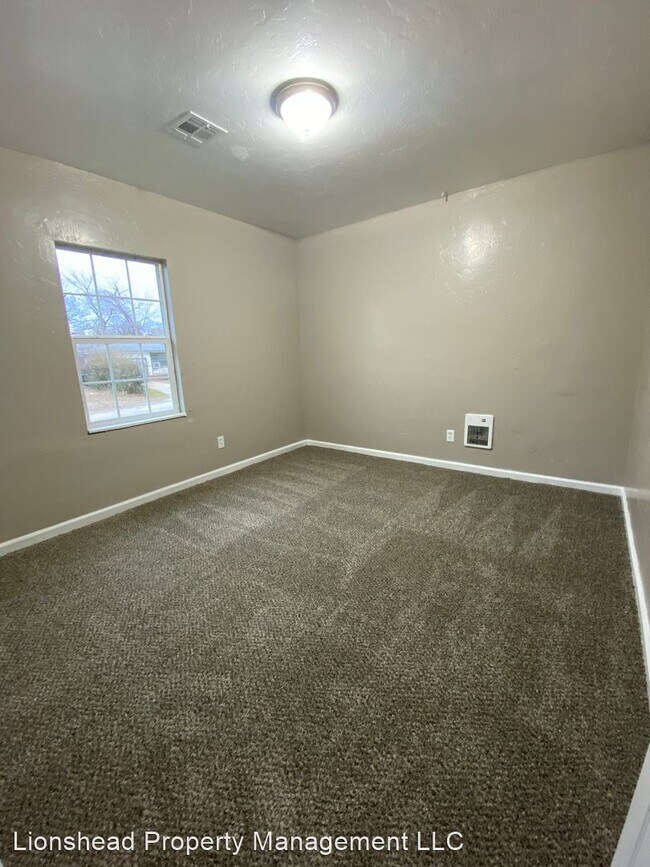 Building Photo - 4 br, 1 bath House - 1040 Sycamore Dr.