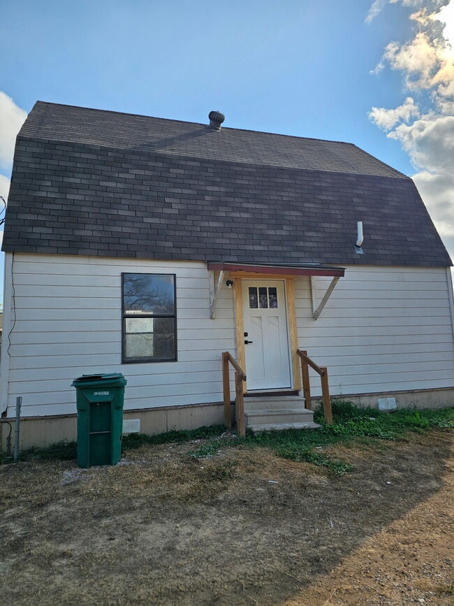 Building Photo - 1104 Hickory St