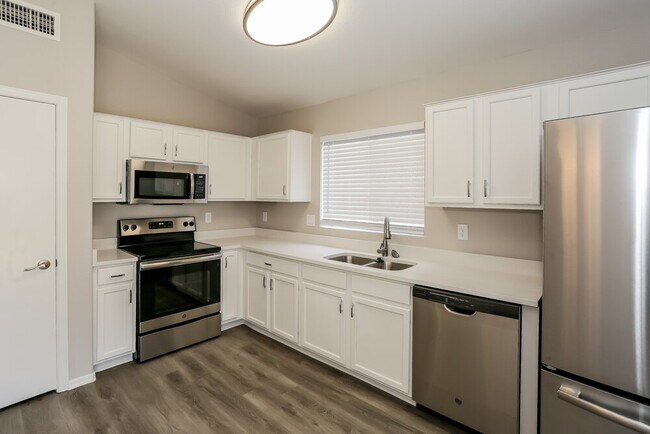 Building Photo - 10843 E Clovis Ave