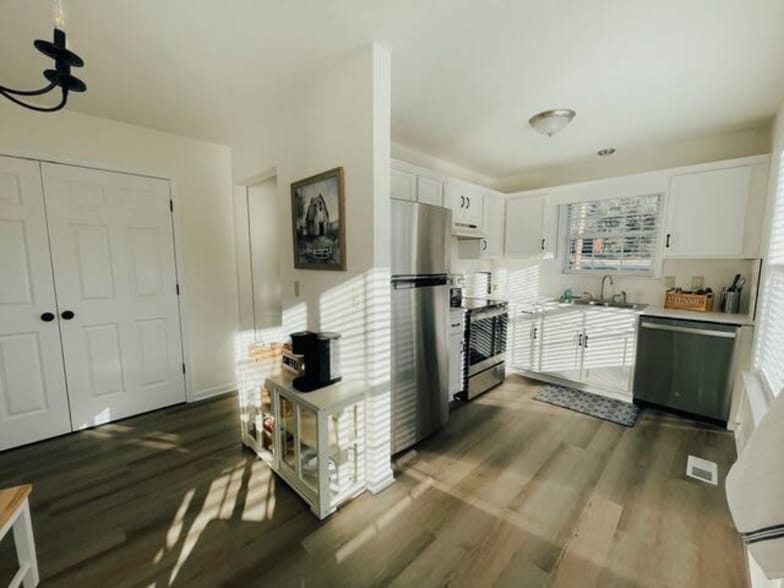 Kitchen looking from eating nook - 424 Sioux Trail