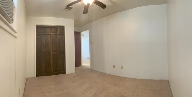 Building Photo - 1120 N Oak St